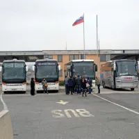 Nekdanji mejni prehod Fernetiči v petek: na poti proti domovini so 
ostali ujeti potniki dveh ukrajinskih in dveh romunskih avtobusov.
