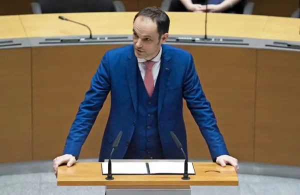 Madžarski zunanji minister Peter Szijjarto se bo srečal  z novim 
vodjo slovenske diplomacije Anžetom Logarjem (na fotografiji). 