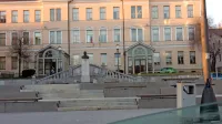 Tudi območje  pred postojnsko šolo bo te dni samevalo.