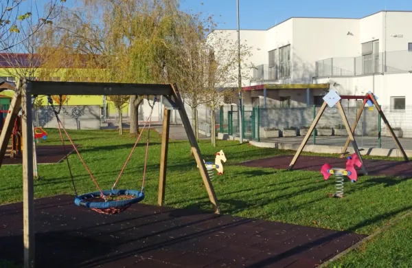 Pediatri odsvetujejo igranje na skupnih igralih.