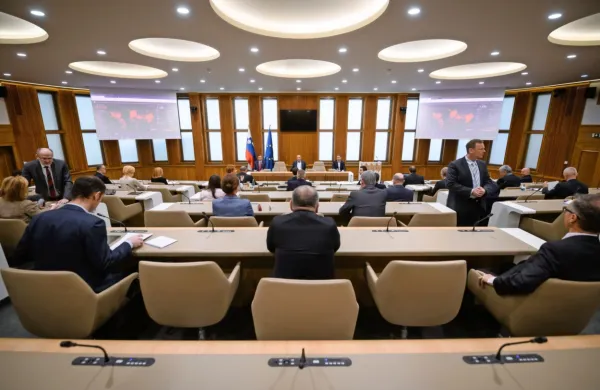 Vlada obeta maske za vse, ki držijo državo pri življenju
