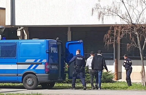 Osumljena so danes  dopoldne policisti pripeljali na zaslišanje k 
preiskovalni sodnici koprskega sodišča. Po zaslišanju pa sta lahko 
odšla domov. 