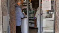 Zaposleni v Obalnih lekarnah Koper pri delu  uporabljajo zaščitne 
rokavice in maske. Strankam izdajajo zdravila skozi okence.