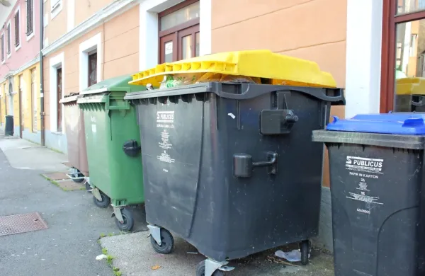Odpadki oseb, ki kažejo znake okužbe s koronavirusom, vključno 
z materialom za enkratno uporabo, kot so rokavice, robci in 
maske, morajo biti zbrani v plastični vrečki za smeti, ki jo je treba 
tesno zapreti in odložiti v posodo za zbiranje mešanih komunalnih 
odpadkov.