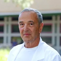 Ortopedsko bolnišnico Valdoltra že leta vodi zdravnik Radoslav 
Marčan. 