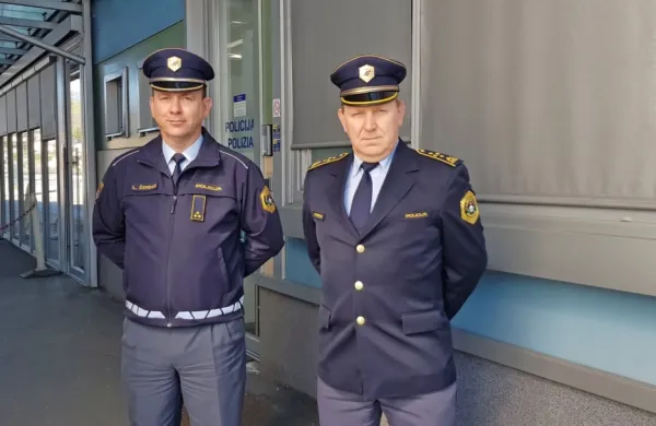 Loris Čendak (levo) po novem vodi postajo mejne policije Dragonja, ob njem direktor koprske policijske uprave Igor Ciperle.