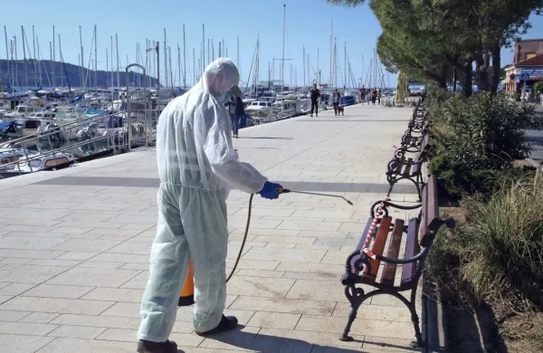 Izolska komunala je z današnjim dnem s pomočjo podizvajalca 
začela z uporabo razkuževalnega sredstva na osnovi klora pri 
čiščenju javnih površin.