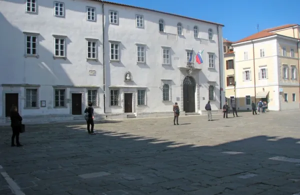 Današnje čakanje pred lekarno v središču Kopra ...