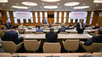 Svet za nacionalno varnost je zasedal v parlamentu,  kjer je dovolj 
prostora za ohranjanje socialne distance.  