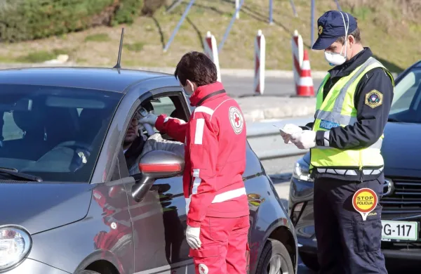 Policisti   in bolničarji ekip prve pomoči  na meji z Italijo  