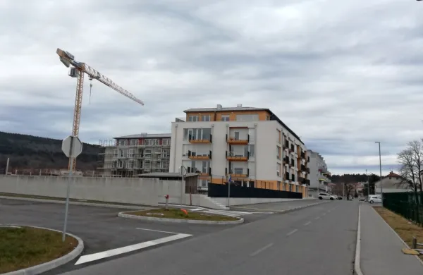 V soseski Brinje stanovanjski bloki rastejo kot gobe po dežju, v 
tretjem bloku, ki ga bodo gradili konec leta,  bodo najemna in 
oskrbovana stanovanja za upokojence. 