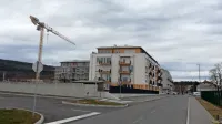 V soseski Brinje stanovanjski bloki rastejo kot gobe po dežju, v 
tretjem bloku, ki ga bodo gradili konec leta,  bodo najemna in 
oskrbovana stanovanja za upokojence. 