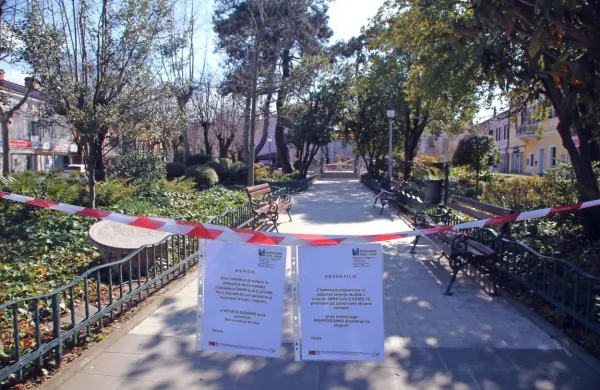  Z rednimi obhodi občinskih redarjev in tudi policije so v Izoli 
dosegli, da se ljudje ne zbirajo več na igriščih in v parkih v mestu. 
Opažajo pa, da se zlasti mladi selijo na obrobje in tam še naprej 
družijo.