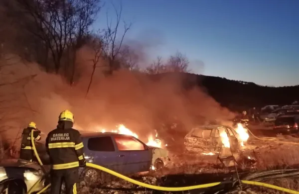  Zagorelo je   zaradi neprevidnosti pri  razrezu osebnega avtomobila, 
požar pa se je nato hitro razširil. 
