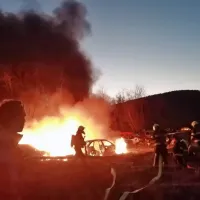Gasili požar na črni deponiji avtov