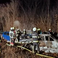 Gasili požar na črni deponiji avtov