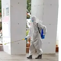 Ceste in vse javne površine nenehno razkužujejo.