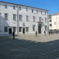 Vrsta pred vhodom v lekarno se je vila čez ves Titov trg. 