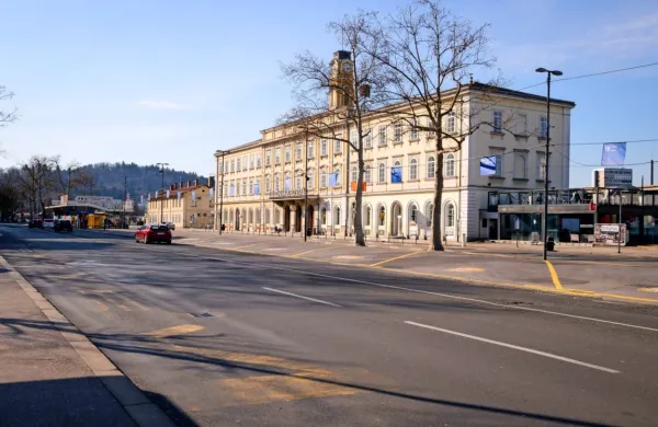 Po vladnem odloku, katerega cilj je zajeziti širjenje novega 
koronavirusa, je obstal tudi javni železniški in avtobusni promet. 
Delavcem, ki zaradi tega ne morejo delati, pripada polovična 
plača.