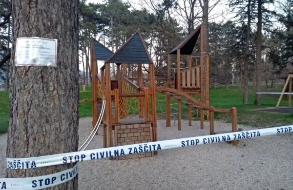 Družina lahko gre na sprehod, uporaba otroških igral in drugih 
rekreativnih javnih površin pa je prepovedana.