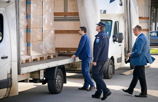 Precej besede pri donaciji 300.000 mask je sicer imel predsednik 
Evropske nogometne zveze Čeferin, ki je poklical svojega prijatelja 
in ustanovitelja podjetja Alibaba Jacka Maja in ga prosil za 
pomoč.