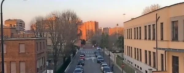   Mesto molči z ljudmi, le včasih tišino pretrga zvok sirene.
