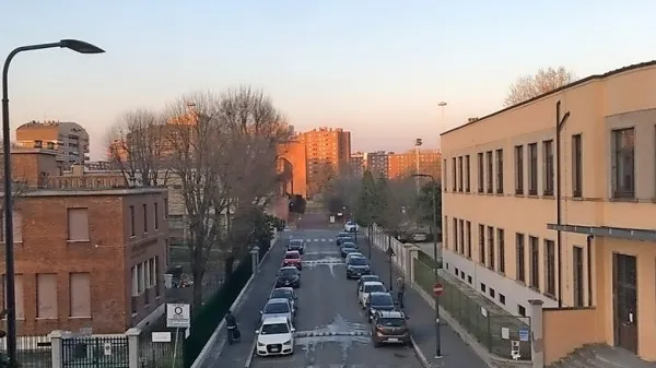   Mesto molči z ljudmi, le včasih tišino pretrga zvok sirene.