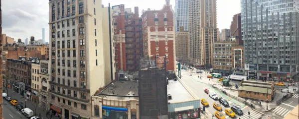 Celo v New Yorku, za katerega velja, da nikoli ne spi, se te dni 
življenje umirja.