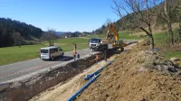 Na vseh živahnih gradbiščih (na fotografiji gradnja kanalizacije in 
vodovoda v Godoviču) v občini Idrija delavci nosijo gradbeno, ne 
pa tudi protivirusno zaščito. 