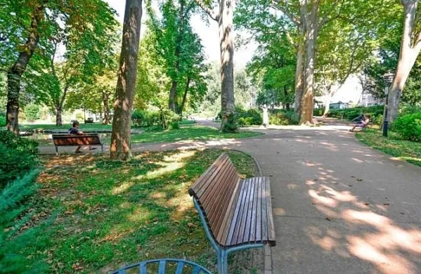 V FJK prepovedali sprehode in rekreacijo v parkih
