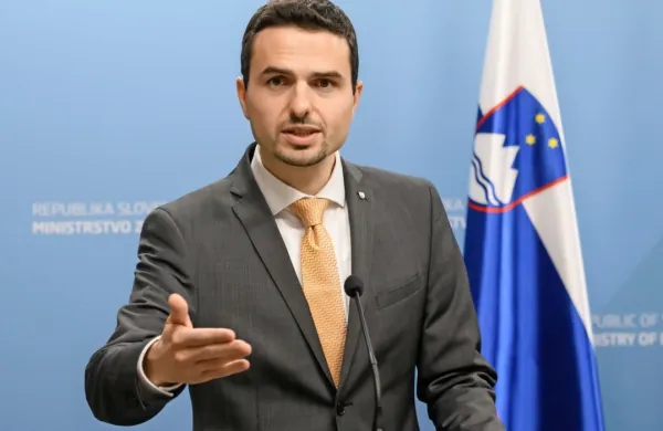 Obrambni minister Andrej Tonin   je  potrdil, da     ni bilo ne tovora ne 
mask.