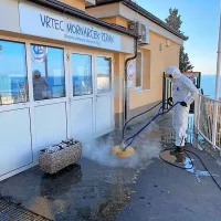 Okolico Vrtca Mornarček, kjer pripravljajo obroke za starejše 
občane, so prav tako temeljito razkužili. 