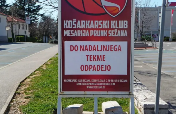Napis na reklamnem panoju sežanskih košarkarjev bo še nekaj 
časa aktualen.