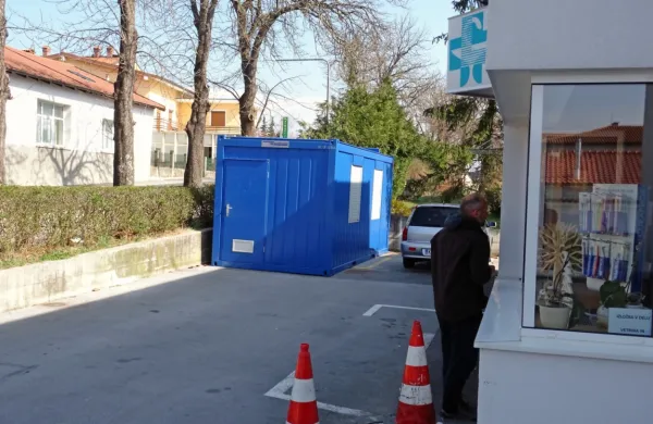 Zabojnik za ločeno obravnavo pacientov s sumom na covid-19 so 
včeraj pripeljali v Hrpelje, v prihodnjih dneh pa naj bi ga preselili 
v Sežano.  