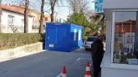Zabojnik za ločeno obravnavo pacientov s sumom na covid-19 so 
včeraj pripeljali v Hrpelje, v prihodnjih dneh pa naj bi ga preselili 
v Sežano.  