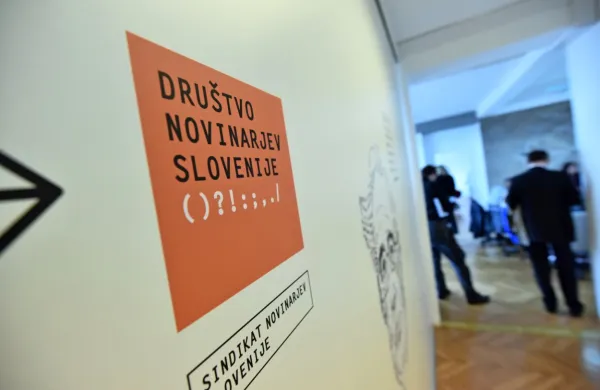 DNS, sindikat novinarjev in RTVS: Napadi na javni servis so nesprejemljivi