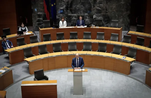 Jan&scaron;a: Med novimi ukrepi tudi znižanje plač funkcionarjev za 30%