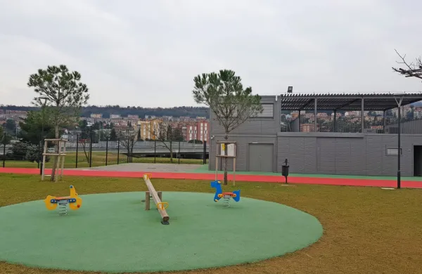 Kdor bo kršil prepoved uporabe in zadrževanja na javnih športnih 
in drugih površinah ter otroških igriščih, mu grozi denarna 
globa.