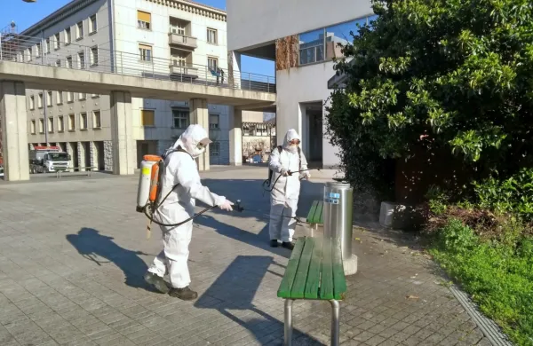 Javne površine so včeraj preventivno razkuževali v Novi Gorici, v 
teh dneh jih bodo še v Solkanu in v Rožni Dolini. 