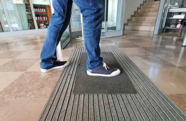 Dezinfekcija nog na vhodih