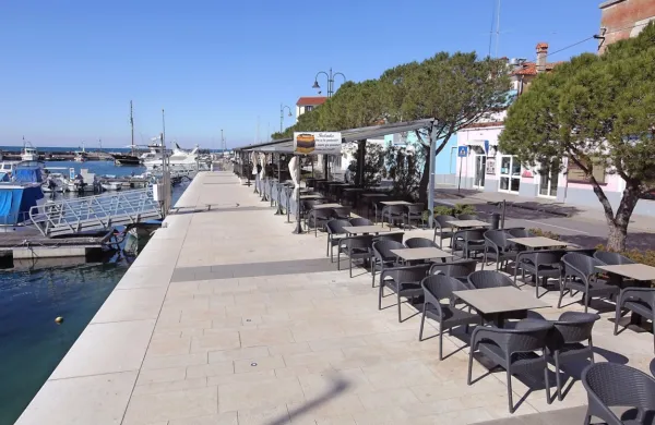 Vlada ukrep o gibanju znotraj meja lastne občine pripravlja tudi 
zato, da ljudje ob vikendih ne bi obiskovali turističnih središč, tudi 
Istre (na fotografiji Izola),  saj to pomeni nevarnost širjenja novega 
koronavirusa.
