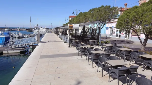 Vlada ukrep o gibanju znotraj meja lastne občine pripravlja tudi 
zato, da ljudje ob vikendih ne bi obiskovali turističnih središč, tudi 
Istre (na fotografiji Izola),  saj to pomeni nevarnost širjenja novega 
koronavirusa.