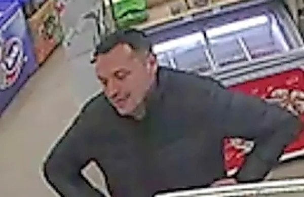 Policija prosi za pomoč vse, ki bi lahko podali koristne informacije 
o tatovih.