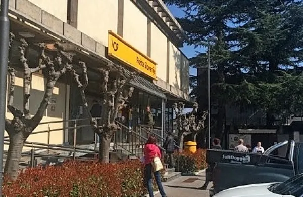 Ljudje se v Sežani držijo navodil in pred vstopom v trgovine, 
banke, pošte in lekarne, počakajo. 