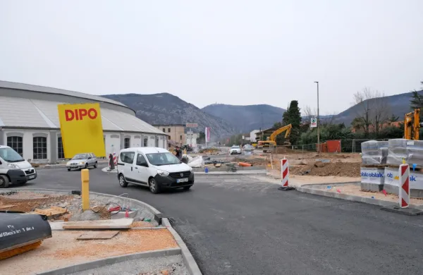  Pod enim koncem nastajajočega krožišča na Prvomajski naj bi 
vodil zdaj že sloviti kanal za odvajanje meteorne vode v Sočo.   