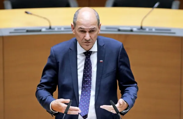 Premier Janez Janša je med najpomembnejšimi ukrepi izpostavil 
sofinanciranje plač za delavce na čakanju.
