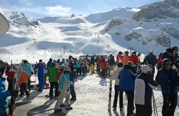 Tožilstvo na Tirolskem v Avstriji je danes sporočilo, da so uvedli 
preiskavo morebitne malomarnosti pri obvladovanju izbruha 
okužb z novim koronavirusom v smučarskem središču Ischgl na 
Tirolskem.
