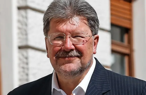 Zaradi nevarnosti okužbe s koronavirusom se s prostih izhodov iz 
zapora za zaporniške rešetke marca ni vrnilo kar nekaj zapornikov, 
med temi naj bi bil tudi Igor Bavčar.