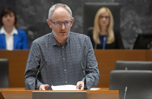 Poslanec Franc Trček, ki je pred nekaj dnevi zapustil Levico, se je 
danes pridružil poslancem SD, a v stranko se še ne bo včlanil.