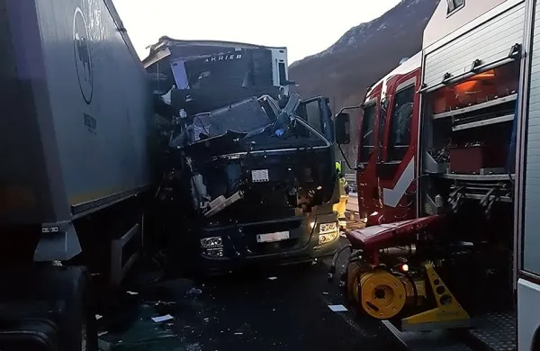 Na vipavski  hitri cesti se je včeraj popoldne zgodila prometna 
nesreča, v kateri sta se poškodovala  voznika tovornih vozil s 
priklopnikoma.